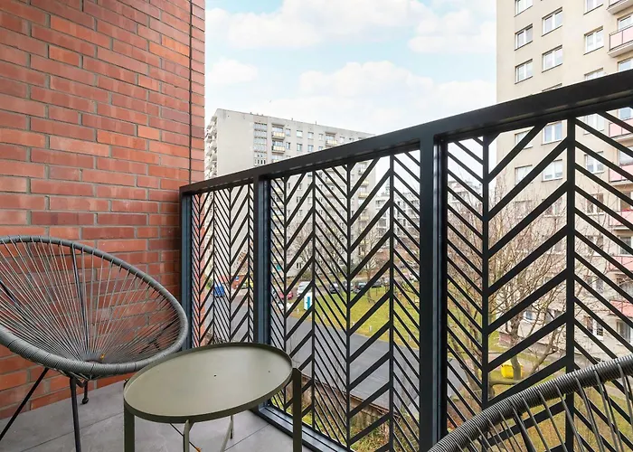 Elegant With Underground Parking And Balcony By Renters Prestige *